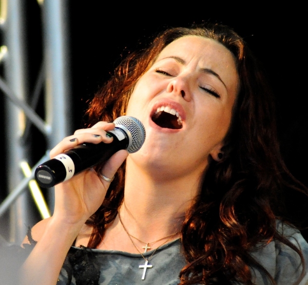 Rachel Tucker sings For Good Photo